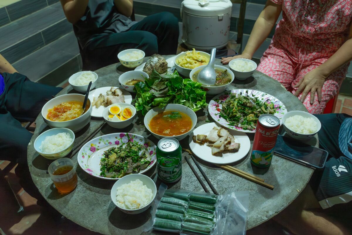 Group of friends sitting around a table full of healthy food for dining out without derailing progress