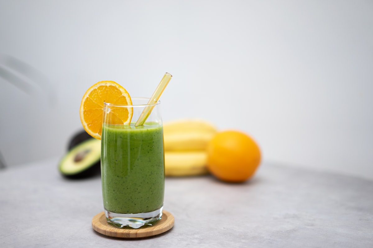 Green smoothie and healthy food - nutrition tracking