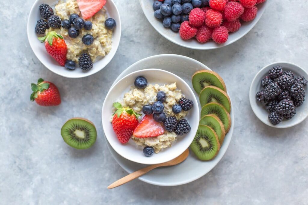 Oatmeal bowl with berries and bananas for optimal pre-workout nutrition.